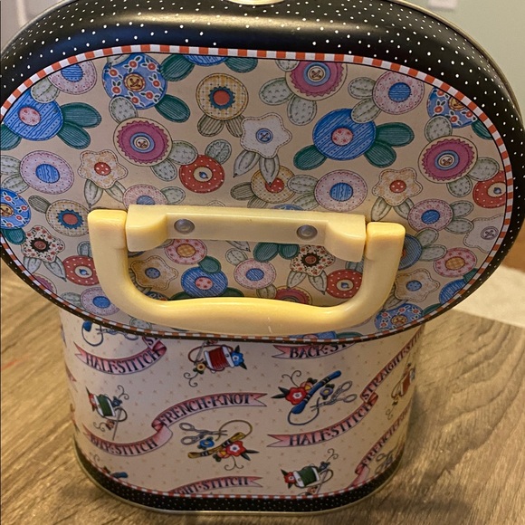 Mary Engelbreit ME Stitching tin, oval shape - Picture 3 of 3